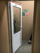 Алюминиевая дверь на АЗС