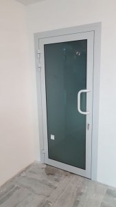 алюминиевая дверь